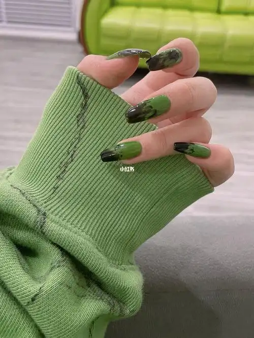 黑绿色显白美甲