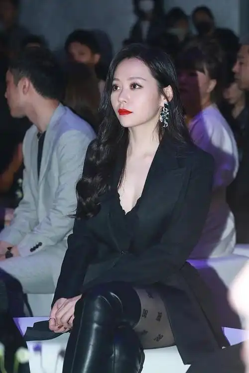 张靓颖真是肉眼可见的胖了,不过一身全黑look真时尚,微胖也很美|皮衣