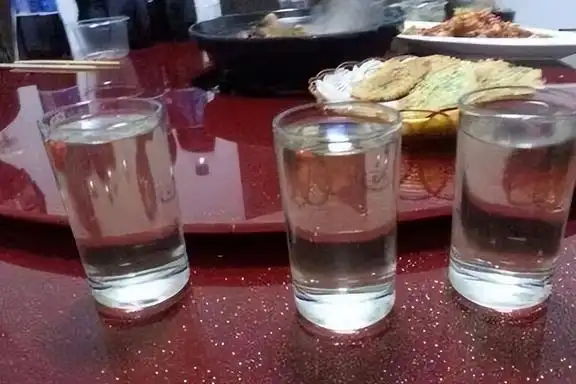 与人喝酒时有人会先为每个人倒一杯白开水这是什么意思