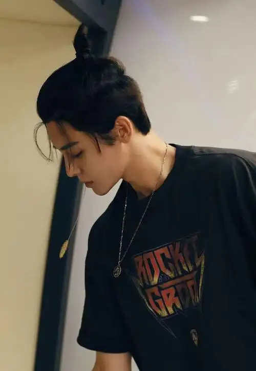 当男生开始扎小揪揪