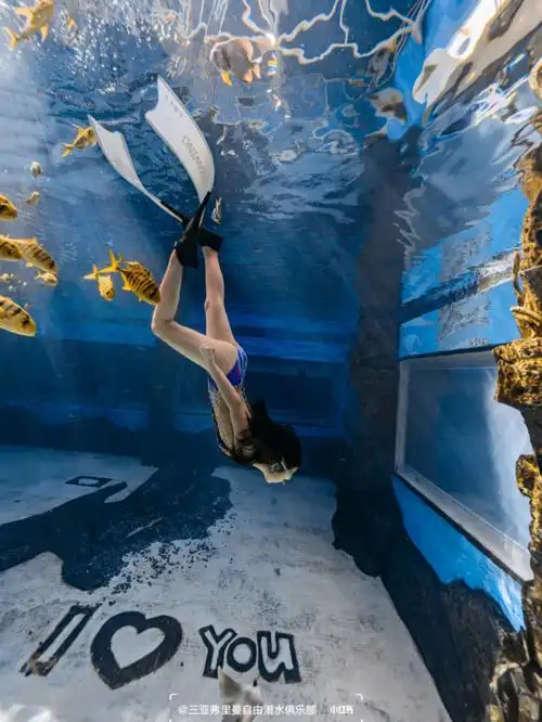 11岁的花样游泳小姑娘小黄鱼自由潜