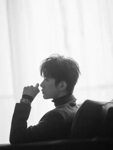 易烊千玺"表情狰狞"在线装酷,好一个俊逸少年