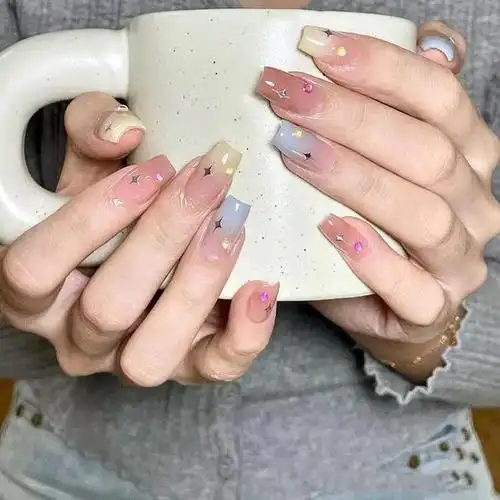 今天嘟嘟瓜小编给大家带来的是超级适合夏天的冰透美甲,准备约会的