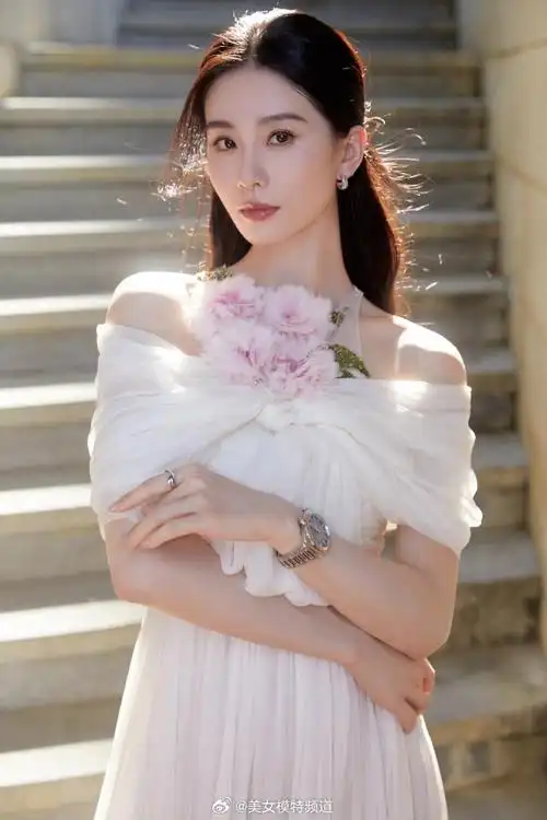 刘诗诗最新写真大片释出素雅白裙秀肩颈线条气质温柔