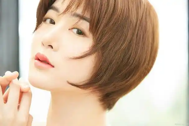 在娱乐圈中,也有不少女星选择剪掉长发,换上短发造型,不仅让自己的