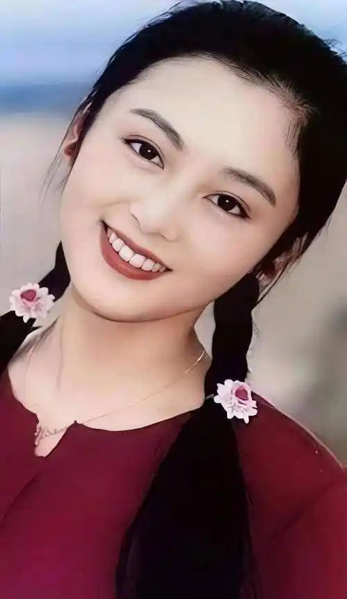 1996年,正值陈红颜值的巅峰,她在戏里戏外都是观众追捧的美人,然而她