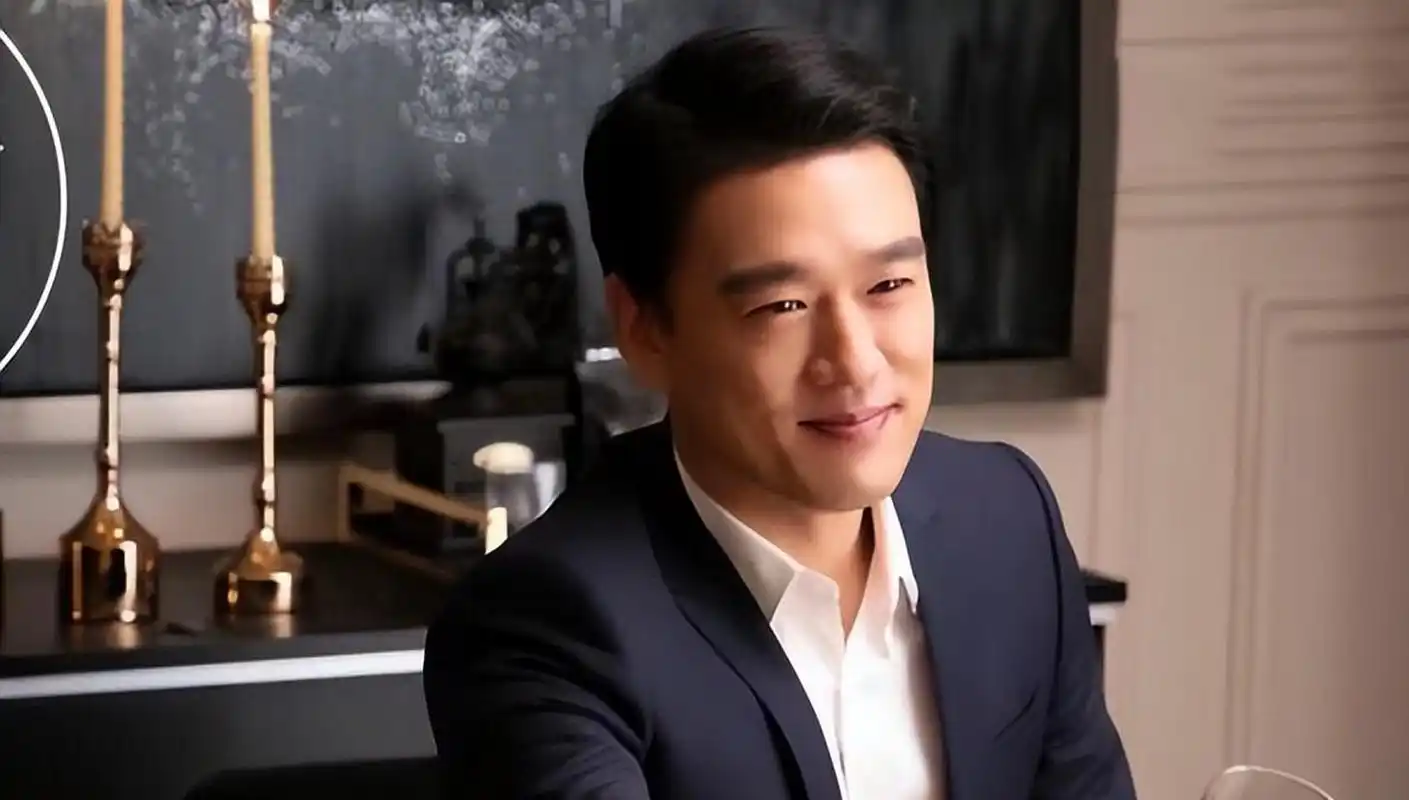 靳东,马伊琍,袁泉,雷佳音和吴越等演员回归出演,男主角由王耀庆和陆毅