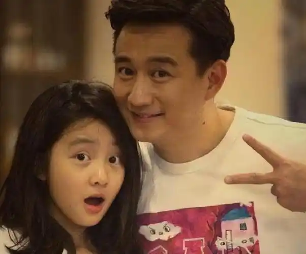 回顾明星女孩任达华女儿18岁名下三十套房黄磊女儿16岁当导演