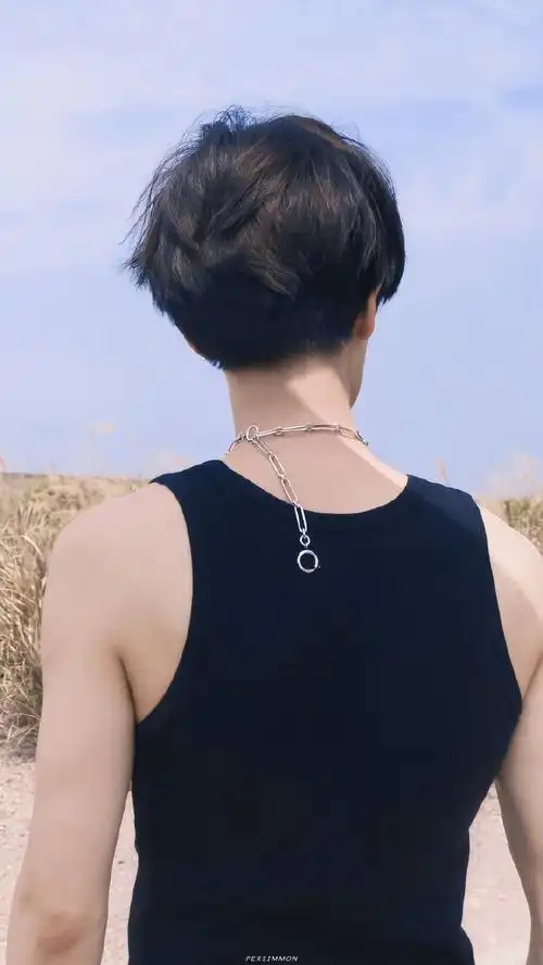 任嘉伦黑色背心背影