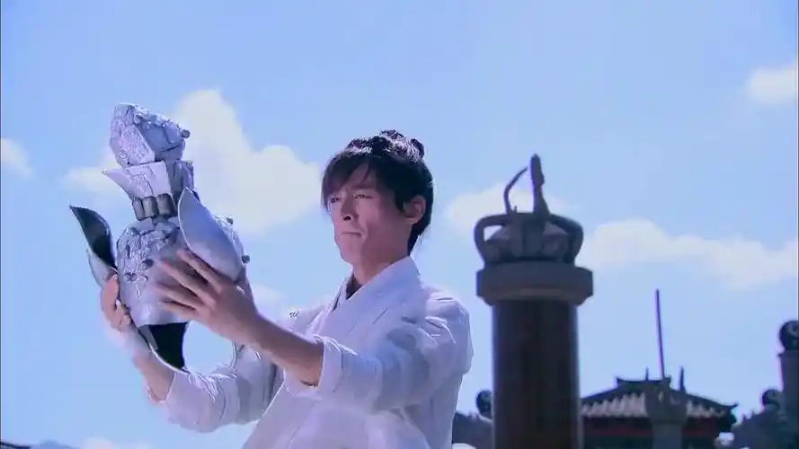 景天拿到头盔后十分激动,突然闪过飞蓬的画面,自己是救世大英雄