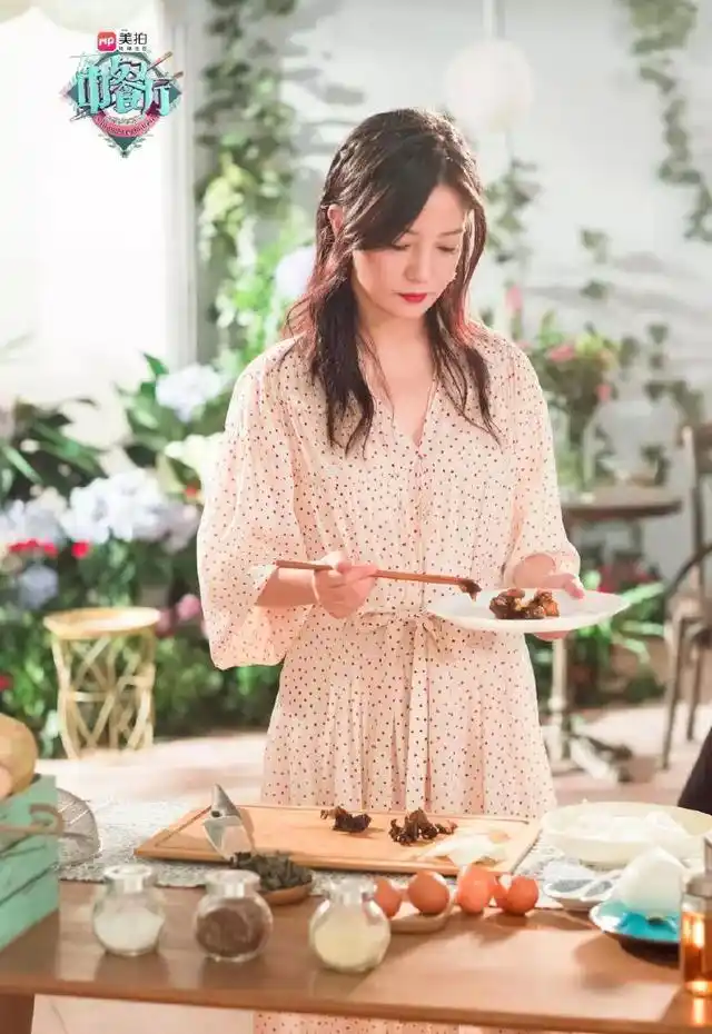 看了《中餐厅》赵薇的造型,解决了80%大脸女生夏天的穿搭烦恼!