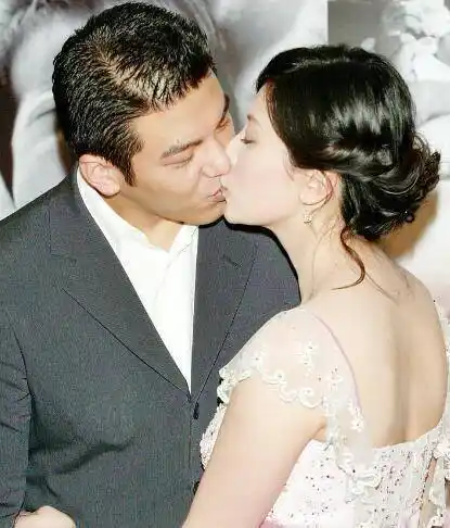 贾静雯的前夫叫孙志浩,家里很有钱,算是个富二代,贾静雯当时不管是