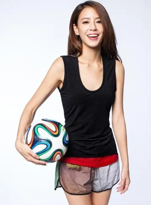 2008年金秋十月,乐坛新星江语晨惊艳亮相,推出了她的全新专辑《晴天