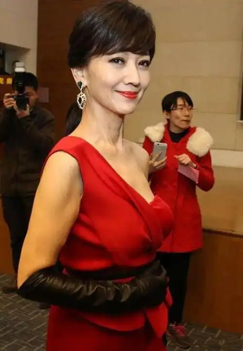 赵雅芝真敢穿,一袭红色抹胸裙好性感惊艳全场,65岁脸还是不显老