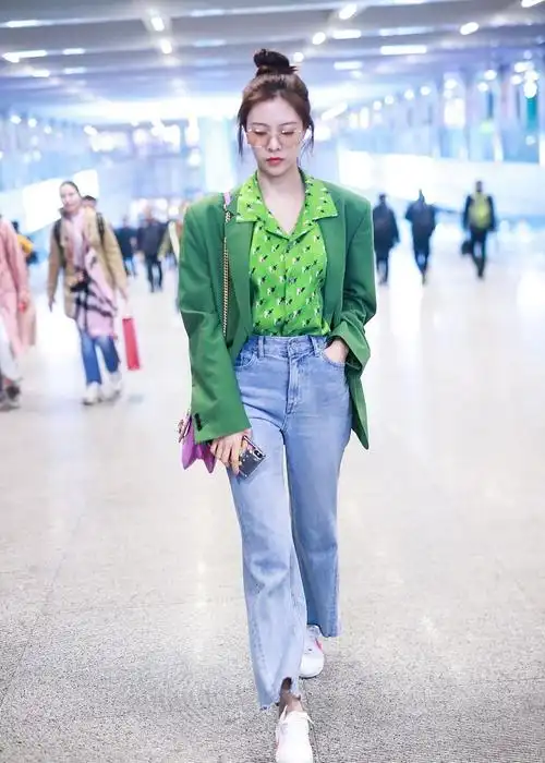 宋妍霏穿绿色西装外套扎减龄丸子头活力俏皮春意十足