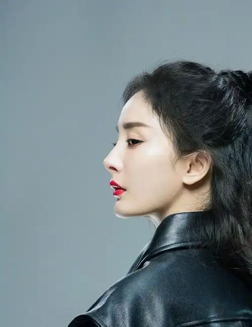 秋冬季的风越刮越大,如果你不想一出门发型就变乱的话,可以尝试扎个