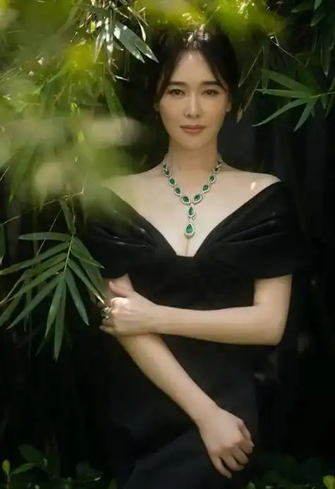 气质优雅的左小青,不只是个美丽的演员,更是一个女性独立的典范