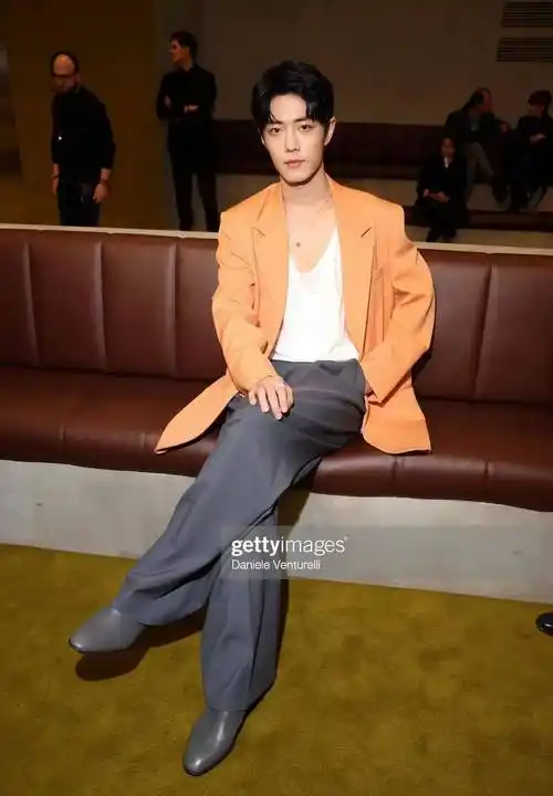 我做的第一件事就是点击这张帅哥的上半身照片.