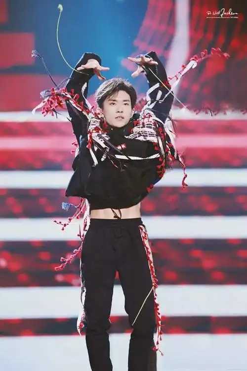 易烊千玺跳舞时大秀腹肌他的身材管理秘籍让人羡慕