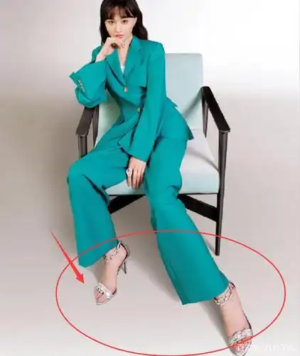 难怪很少见郑爽穿高跟鞋,放大照片看她翘起来的脚时,瞬间就懂了