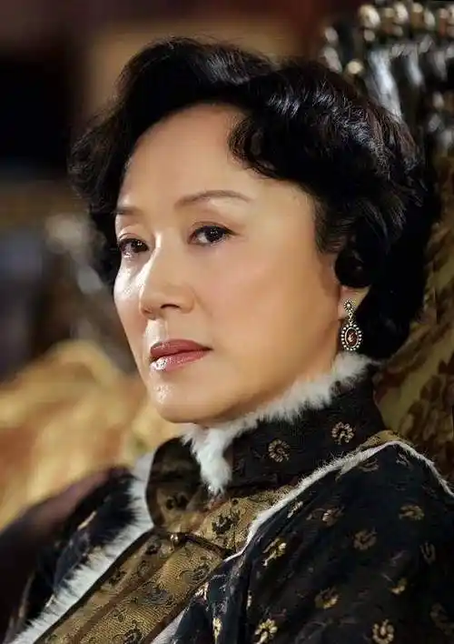 美女吴竞近照曝光,昔日上影厂女星,颜值气质不输向梅,如今72岁优雅