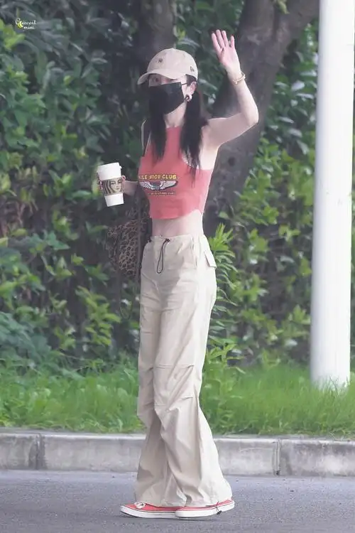 杨幂包上挂着狐狸和小蜜蜂##杨幂机场露脐装造型##杨幂私服##今刃星