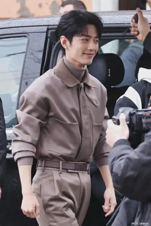 肖战这腰得羡煞多少人毛衣和夹克扎到裤子里