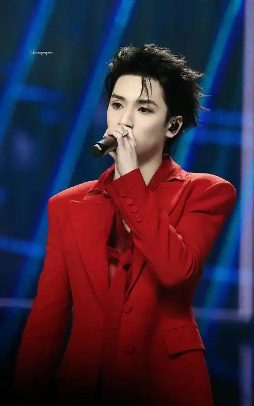 严浩翔超话红衣的神#严浩翔叁重楼暨出道四周年演唱会##严浩翔 舞台