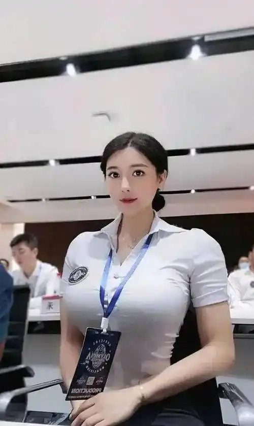 惊艳娱乐圈!178cm刘太阳完美身材引热议,丰满翘臀美到犯规