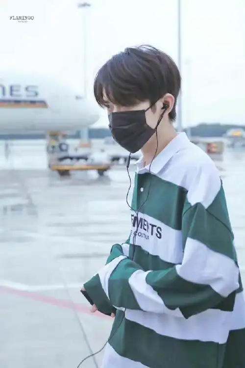 易烊千玺顺毛刘海##易烊千玺蓝色卫衣机场路透