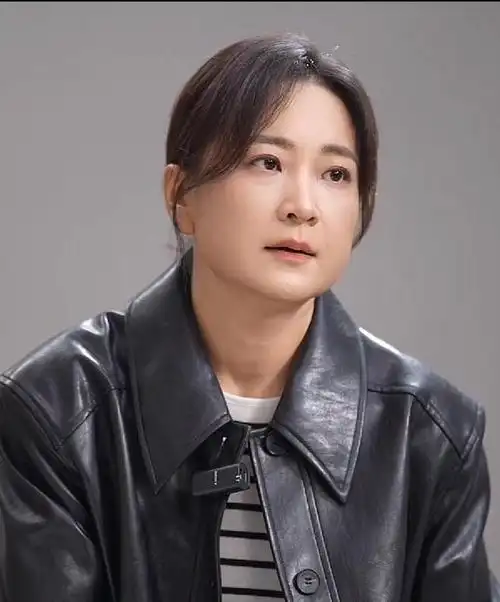 女星贾玲减肥后首现身接受央视直播采访气质大变颜值明显提升