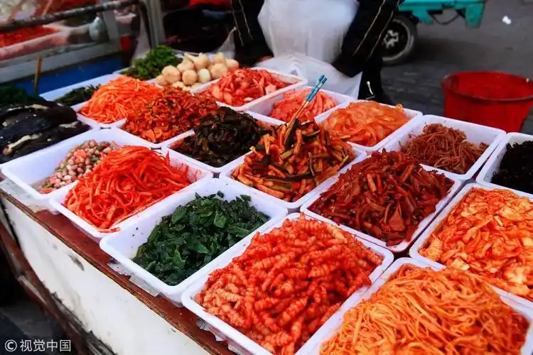 2016年,黑龙江黑河,街边售卖各种风味咸菜   视觉中国