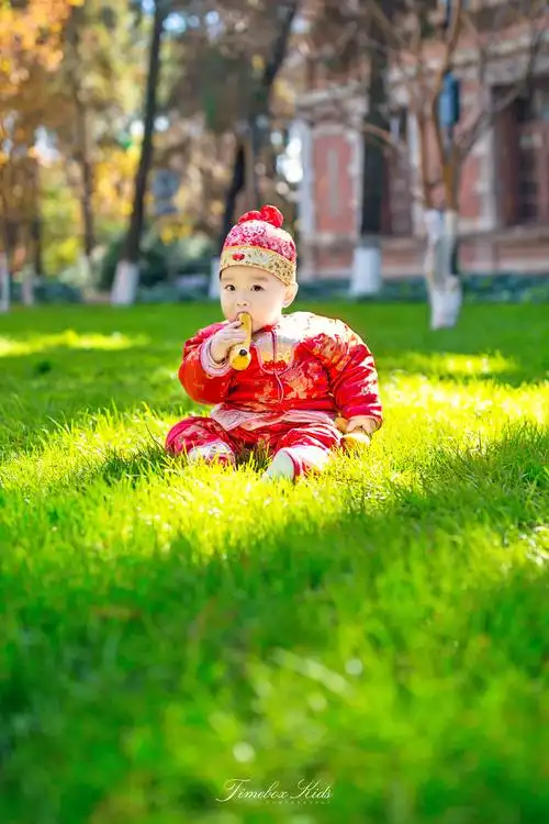 1岁的小萌宝非常的喜欢对着镜头-时光匣子