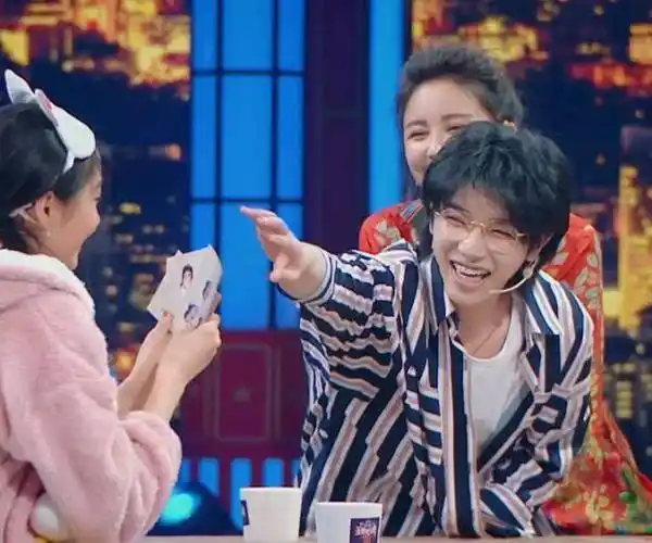 关晓彤捣乱华晨宇抽牌,谁注意花花说了啥?节目组赶紧7字救场!