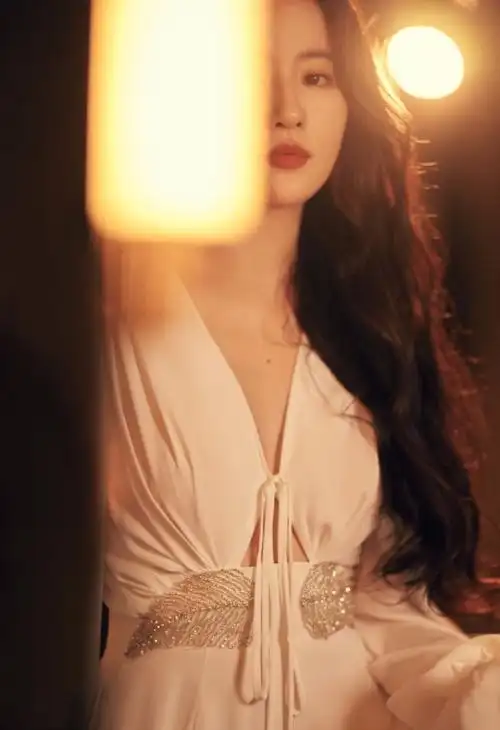 刘亦菲深v长裙大秀锁骨眼神魅惑张力十足