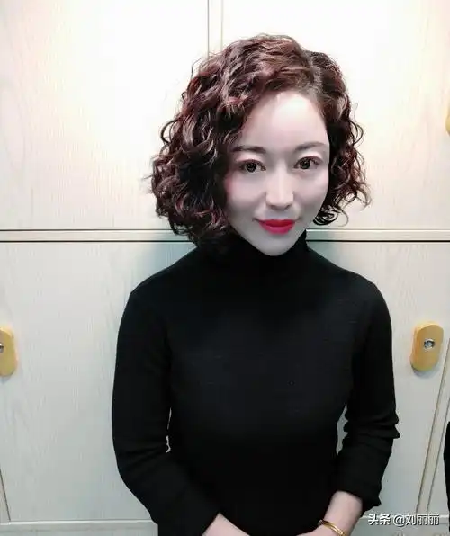 50岁女人短发烫发最新发型 女士烫发短发图片大全 新款 - 珍缘易学