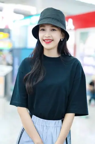 原创67孙怡机场照也太随意了一条篮球短裤凹造型亏得有18米美腿