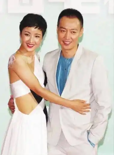 黄曼和辛柏青的造型真配呀,给人感觉朱媛媛都望尘莫及_身材_比例_米色