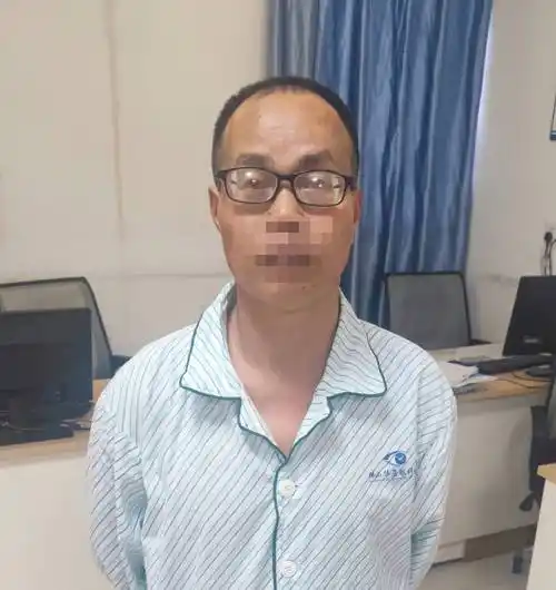 52岁超高度近视2400度,佛山华厦眼科张晓山院长妙手回春助其重见光明!