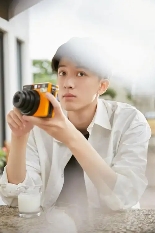 赵英博薄荷系写真明朗清爽 澄澈少年轻享盛夏慢时光