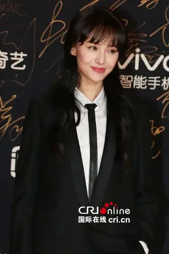 郑爽暴瘦后穿黑西服亮相红毯与宋佳白百何比美
