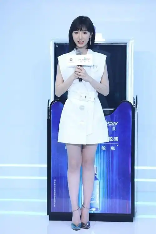 毛晓彤真有30多岁了吗穿牛仔裙太有学生气转身露美背真妩媚