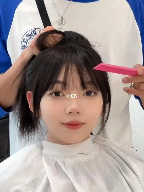 也没有那么整齐,刘海两侧有增加层次感的碎发99 浪漫的法式刘海不