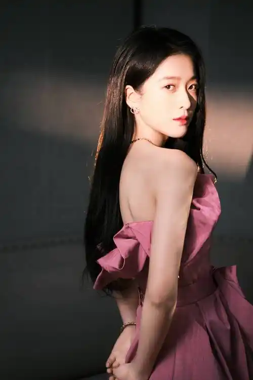 张雪迎粉嫩双唇似花瓣穿粉色连衣裙大秀美背长腿