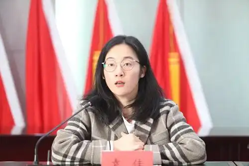 区域发展办主任袁佳主持会议与会人员