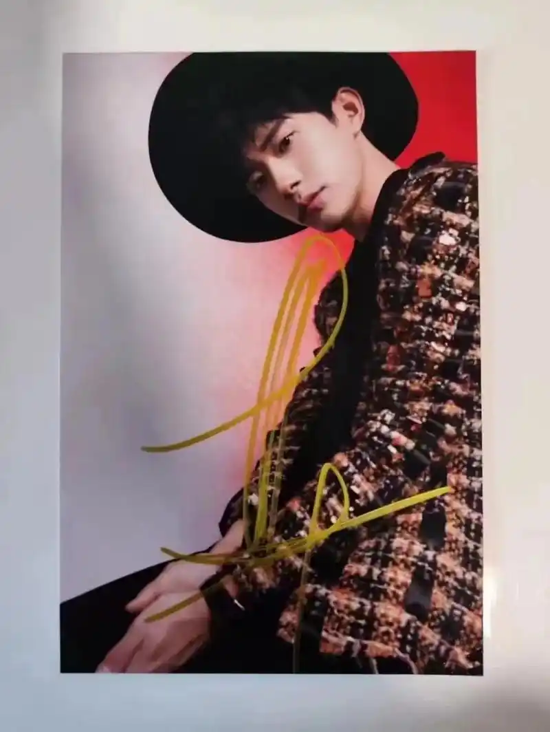 易烊千玺 #亲签签名照 - 抖音