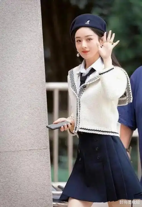 赵丽颖带火了一种"少女穿搭",水手服 百褶裙 贝雷帽,好甜美
