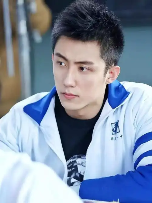 在同志题材电影《上瘾》中与搭档许魏洲合作后,他的