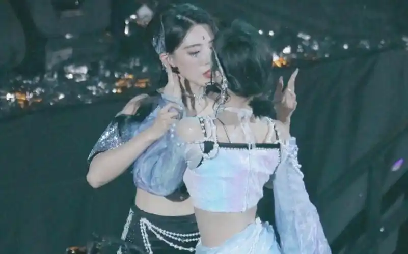 【呆驼】许佳琪戴萌《爱未央》水中贴身热舞,看得害羞了!