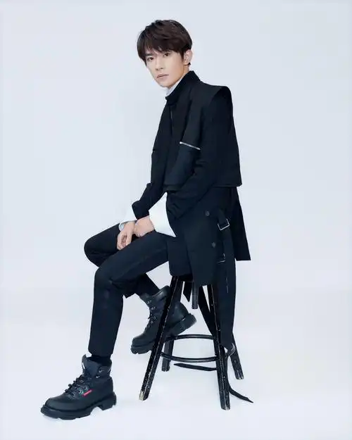 易烊千玺工作室分享《朋友请听好》单人海报  和广播小站成员感受声音